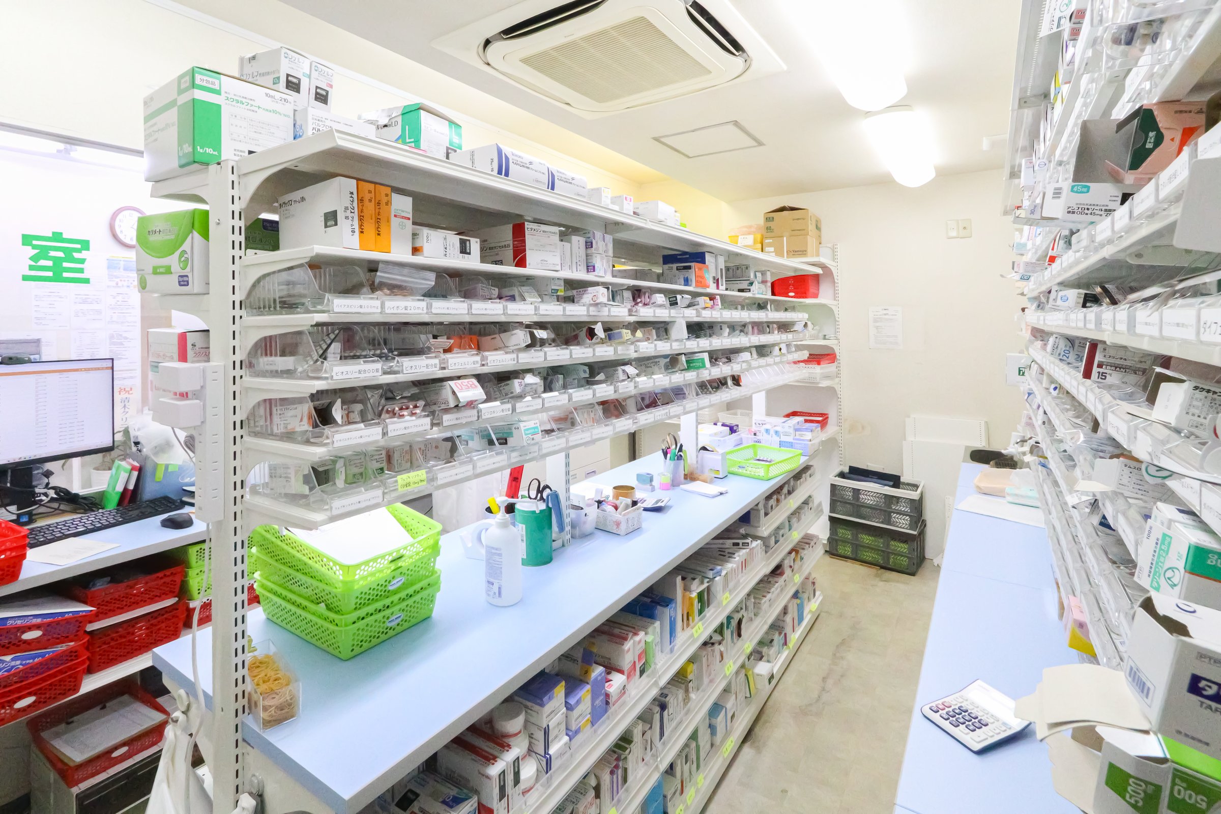 薬品棚と作業台が並ぶ調剤室