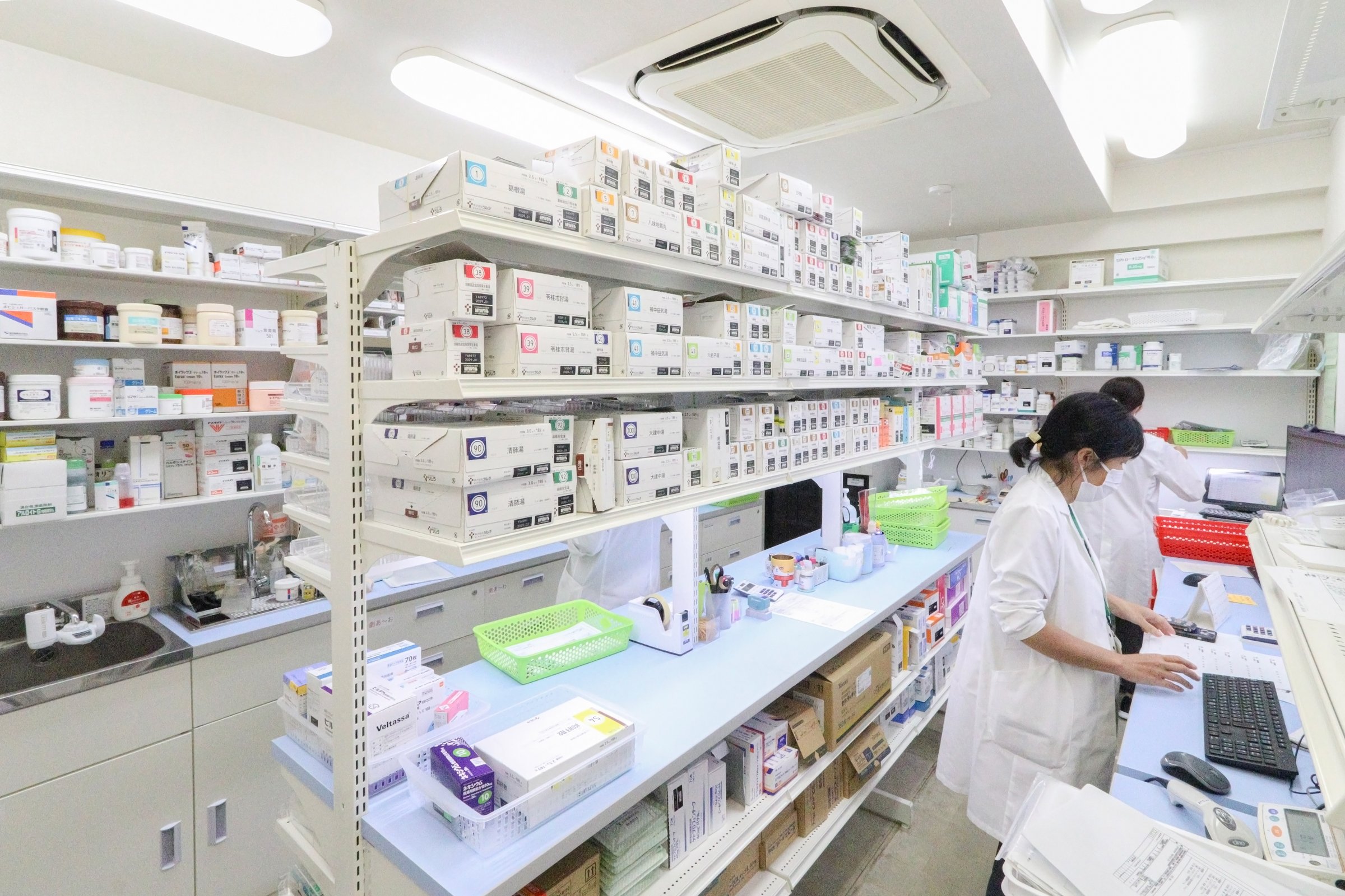 調剤室で業務に取り組むスタッフ